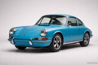 Porsche 911 in Miami Blue