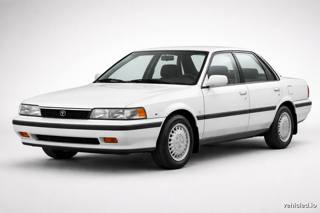 Toyota Camry in Super White