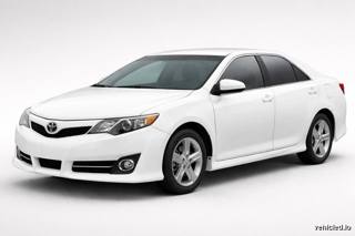 Toyota Camry in Super White